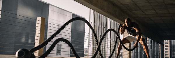 足球运动员进球后庆祝，背景显示射手榜数据